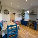Large & Colourful Family 4Bd With Kids Playground