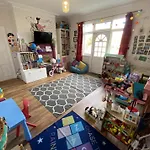 Large & Colourful Family 4Bd With Kids Playground
