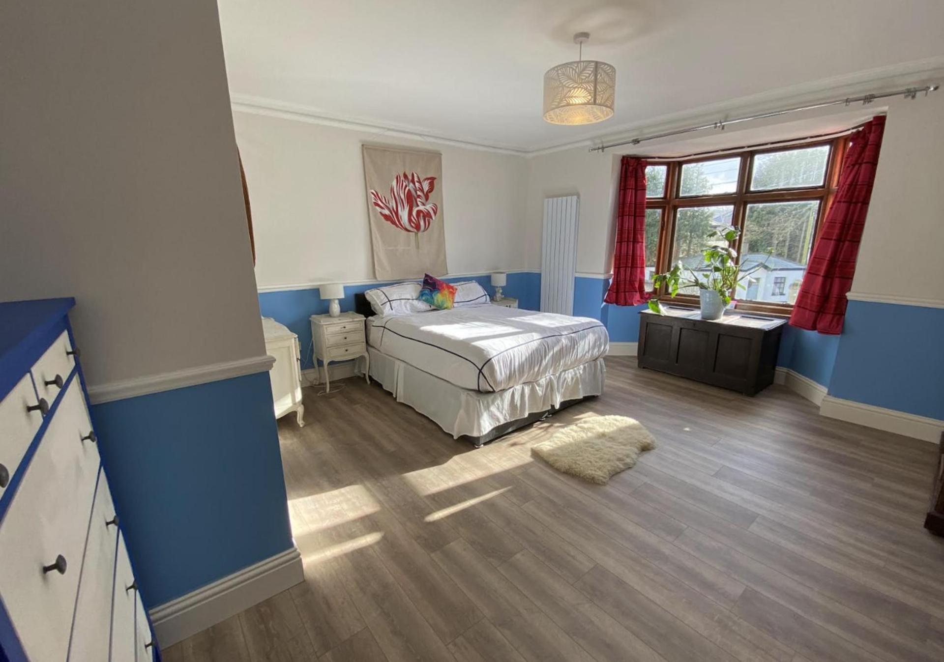 Large & Colourful Family 4bd With Kids Playground