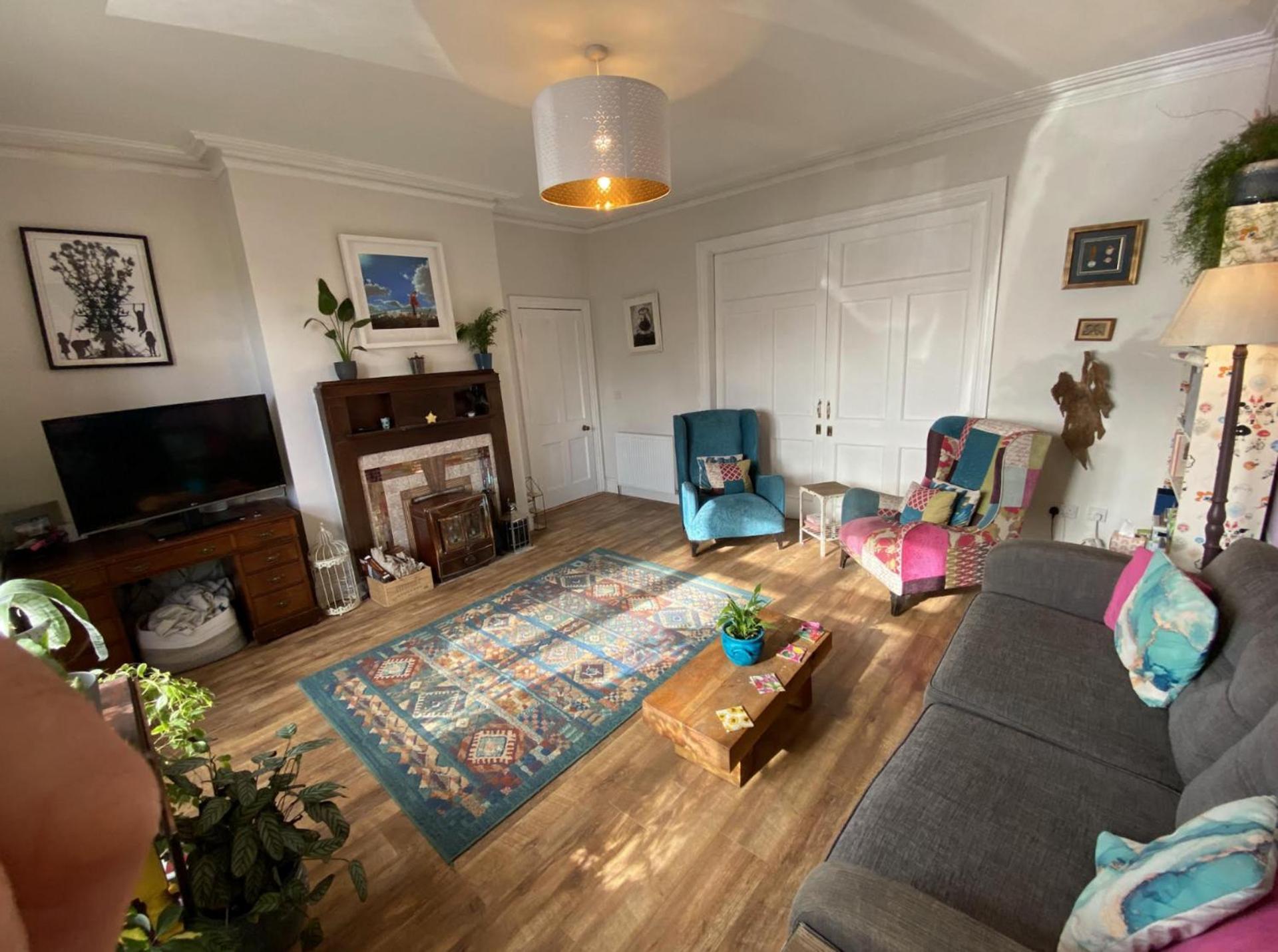 Large & Colourful Family 4bd With Kids Playground