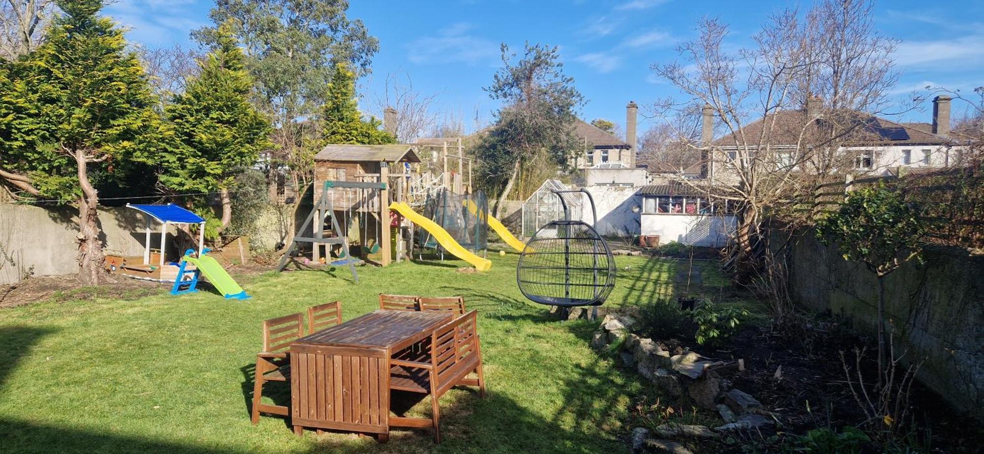 Large & Colourful Family 4bd With Kids Playground *