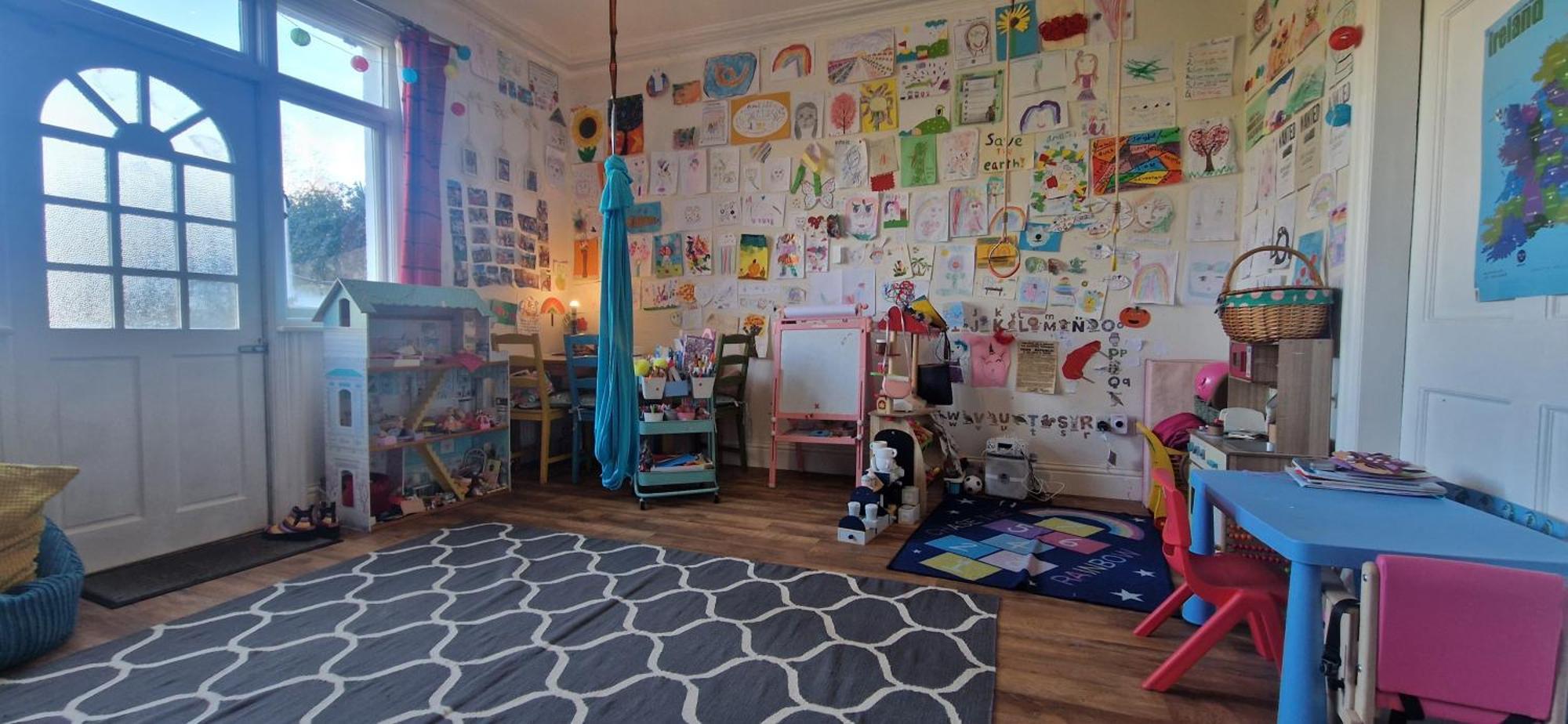 Large & Colourful Family 4bd With Kids Playground